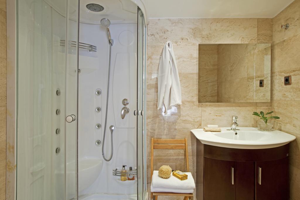 Ainb Las Ramblas-Colon Apartments Barcelona Exterior photo