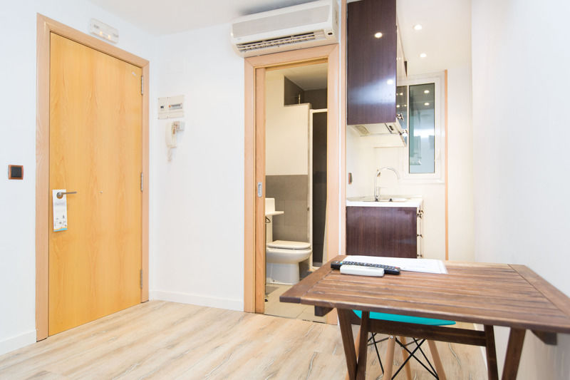 Ainb Las Ramblas-Colon Apartments Barcelona Exterior photo