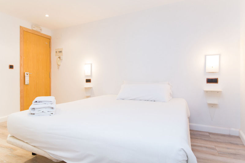 Ainb Las Ramblas-Colon Apartments Barcelona Exterior photo