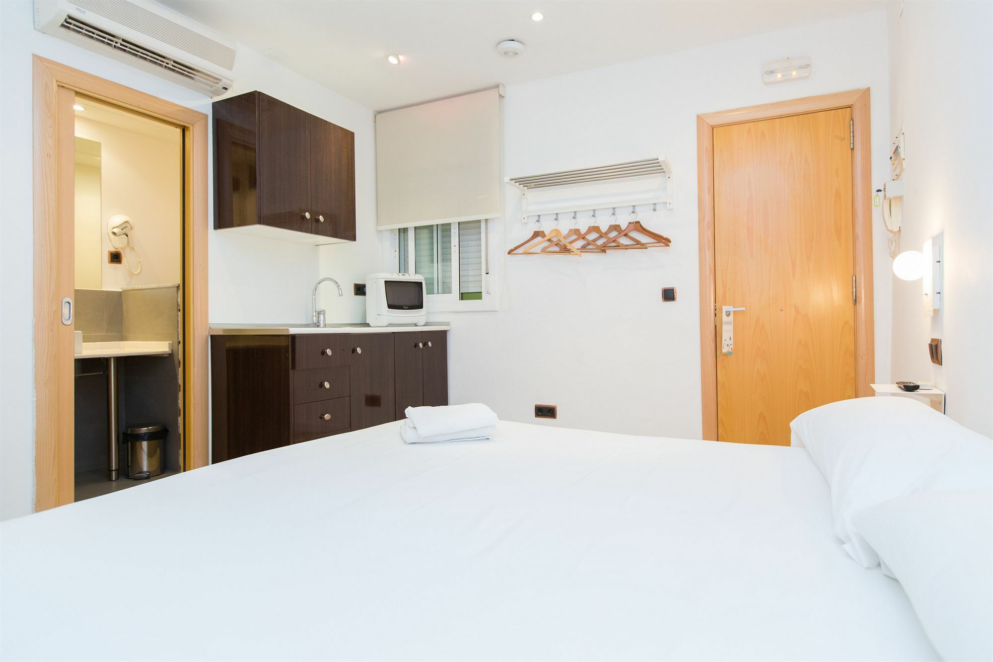 Ainb Las Ramblas-Colon Apartments Barcelona Exterior photo