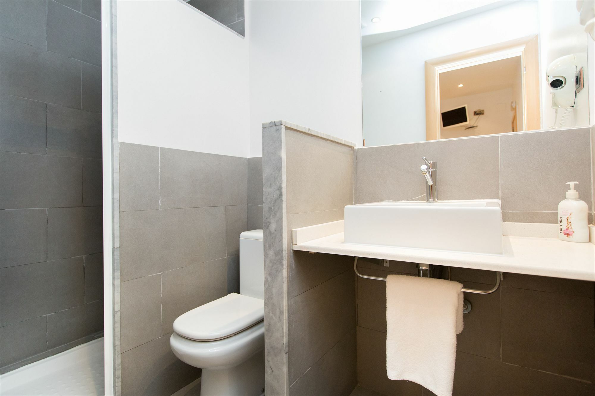 Ainb Las Ramblas-Colon Apartments Barcelona Exterior photo